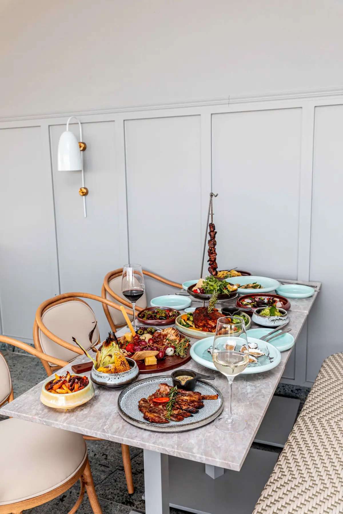 Mesa de jantar elegante com pratos de marisco e peixe bem apresentados